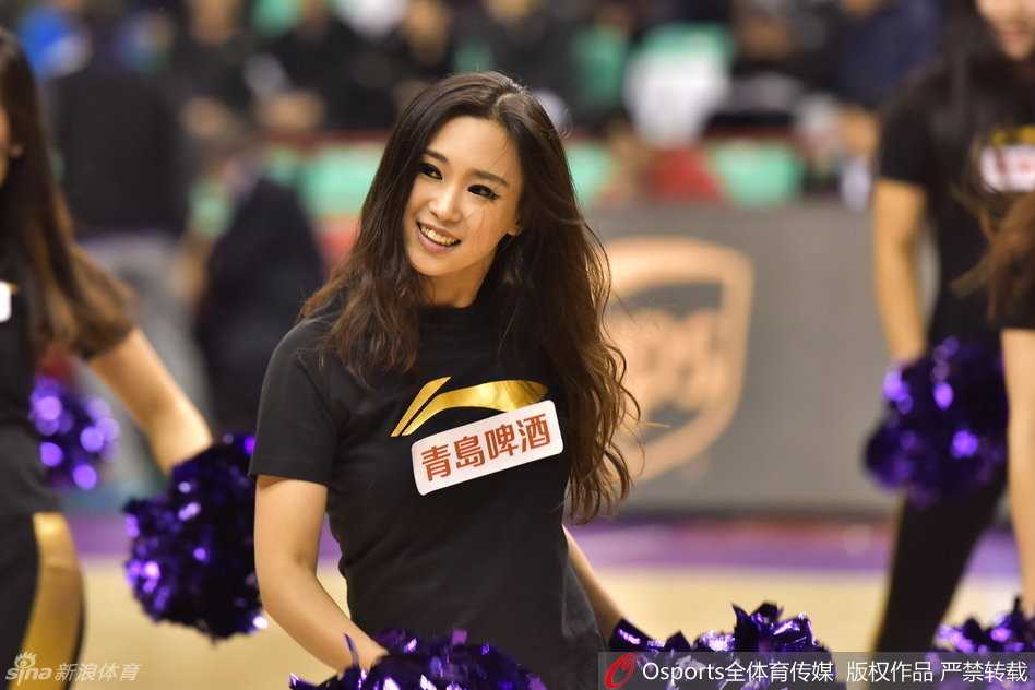 聚光灯下，篮球宝贝们身着亮黄色热裙，随着动感节奏整齐起舞，瞬间点燃全场热情。