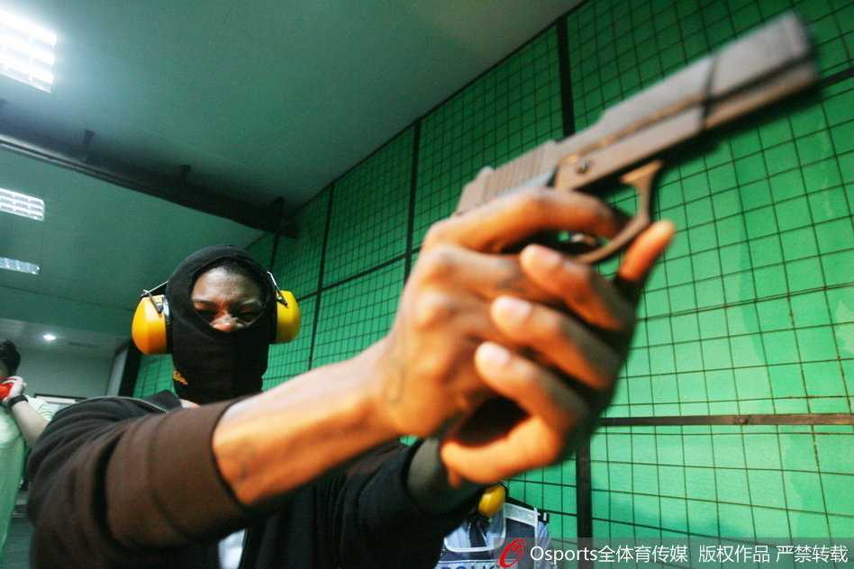 外援帕克拿起一把仿真枪搞怪摆出POSE，挤眉弄眼，而哈里森则在一旁微笑着观看，两人形成了有趣的动静对比