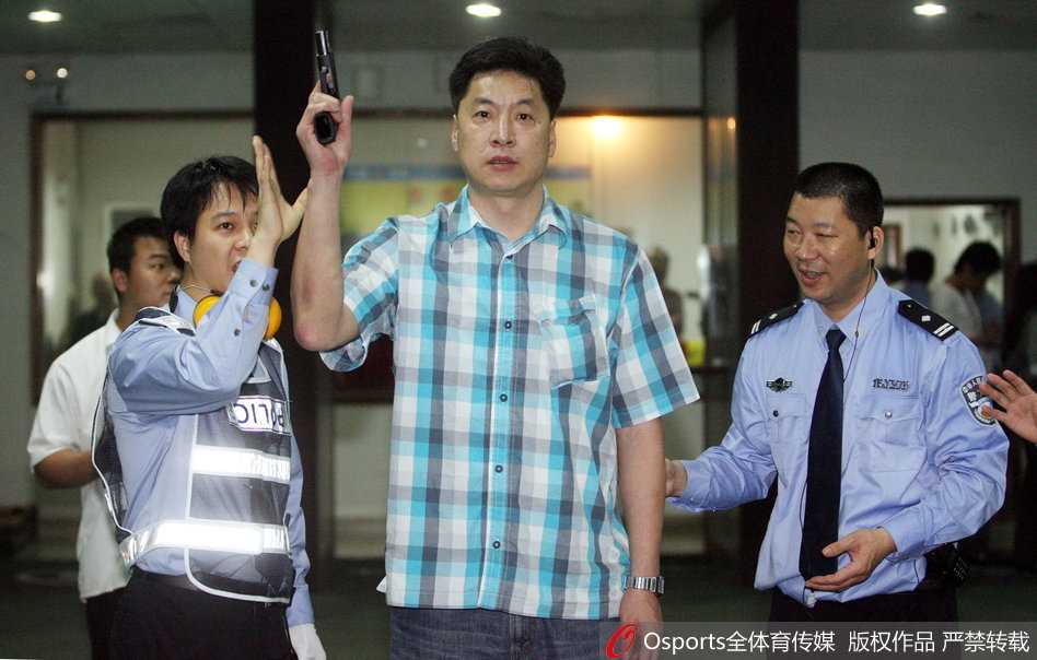 董瀚麟戴着护目镜，双手紧握手枪，姿势标准，表情严肃认真，完全沉浸在实弹射击的新奇体验中