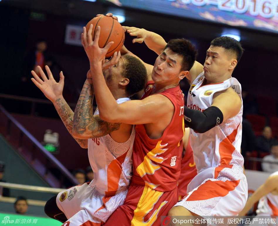 风云再起:CBA经典瞬间回溯 陶汉林在郑准头上完成双手暴扣,用山东大汉的绝对力量碾压佛山内线防线
