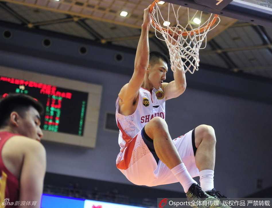 风云再起:CBA经典瞬间回溯 刘晓宇与帕戈中场缠斗,两人为了球权抢作一团,汗水与肌肉碰撞出激烈火花