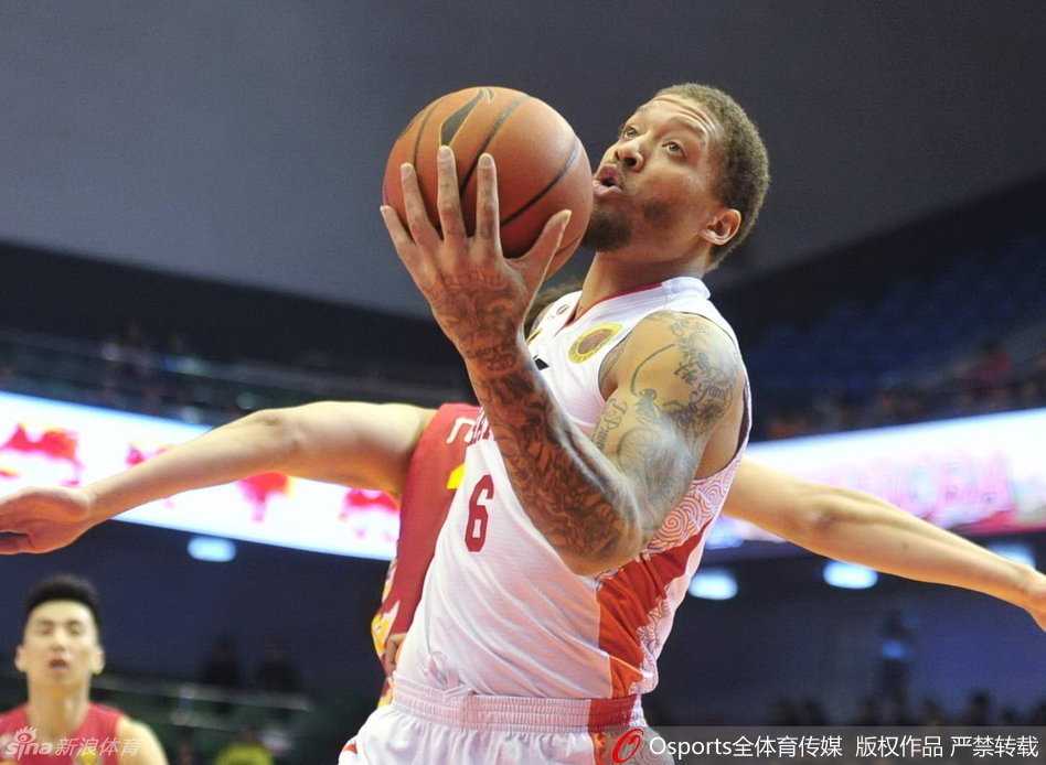 风云再起:CBA经典瞬间回溯 迈克尔·比斯利在人群中潇洒挑篮,凭借逆天球感上演降维打击般的华丽上篮