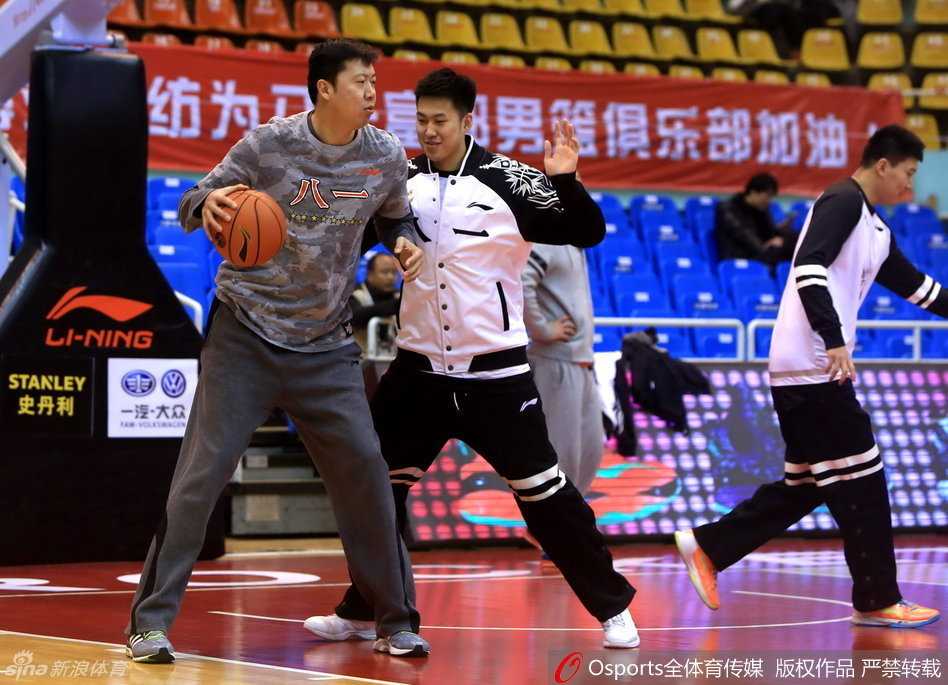 风云再起:CBA经典瞬间回溯 球场老艺术家王治郅正在低位单打教学,背身技术与梦幻脚步尽显追风少年风采