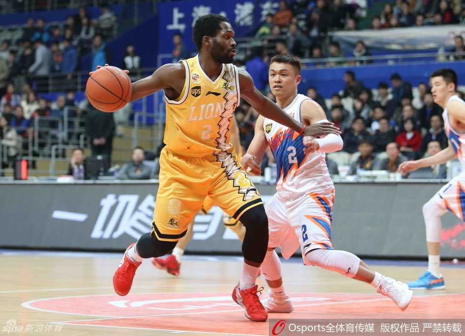 风云再起:CBA经典瞬间回溯 贾马尔·克劳福德在人群中闪转腾挪,背后运球接跳步挑篮,将街球艺术带上职业赛场