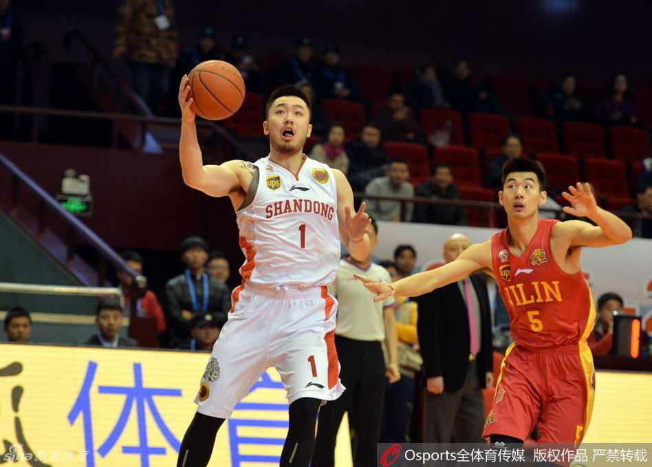 风云再起:CBA经典瞬间回溯 奥登大帝在内线轻松起跳单手劈扣,篮下统治力尽显,仿佛回到开拓者巅峰岁月