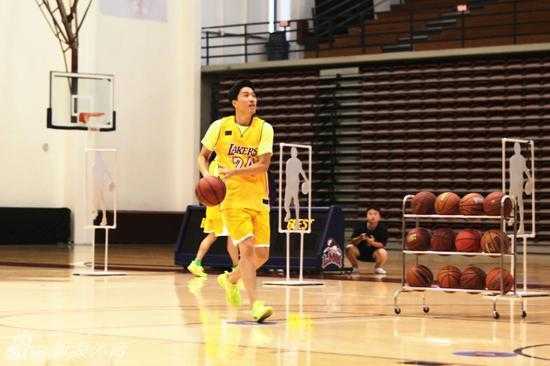 飞人跨界变身神投手 刘翔身披湖人二十四号致敬科比 刘翔身披湖人队标志性的24号金色战袍,眼神专注,仿佛科比附体一般,在洛杉矶的阳光下准备大展身手。