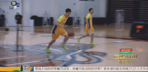 飞人跨界变身神投手 刘翔身披湖人二十四号致敬科比 刘翔在场上秀出柔和手感,一记标志性的中距离跳投稳稳命中,篮球穿过篮网的那一刻,仿佛跨过了田径与篮球的界限。