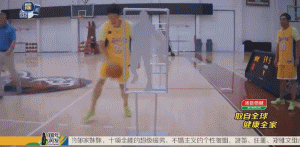 飞人跨界变身神投手 刘翔身披湖人二十四号致敬科比 刘翔在场上轻松运球推进,虽然跨界篮球,但他举手投足间依然保持着世界级运动员的自信与从容,画面充满动感。