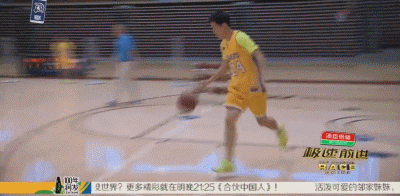 飞人跨界变身神投手 刘翔身披湖人二十四号致敬科比 完成投篮后的刘翔,脸上洋溢着孩子般的笑容,他兴奋地与身边的搭档击掌庆祝,这一刻他尽情享受着篮球带来的跨界快乐。