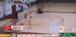 飞人跨界变身神投手 刘翔身披湖人二十四号致敬科比 刘翔高高跃起,在空中完成一次优雅的挑篮动作,身体舒展,滞空能力惊人,仿佛将田径场上的爆发力完美移植到了篮球场上。