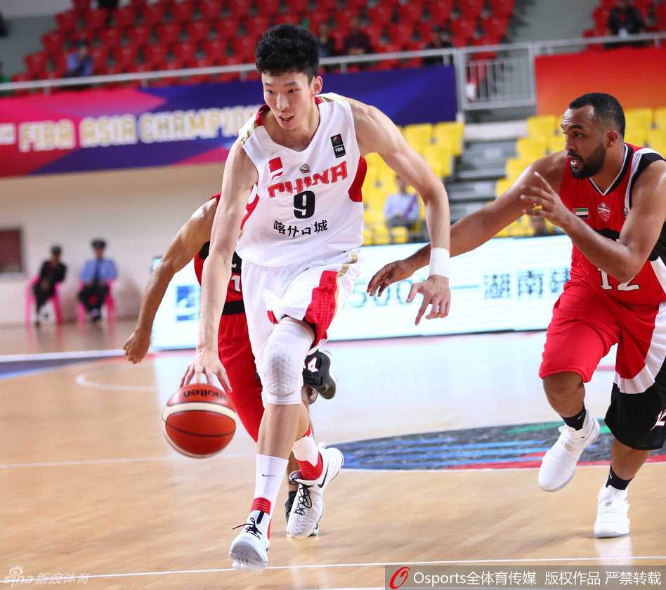 周琦如飞天螳螂一般跃起，在对手头顶将篮板球狠狠摘下，瞬间点燃了球队的二次进攻浪潮。