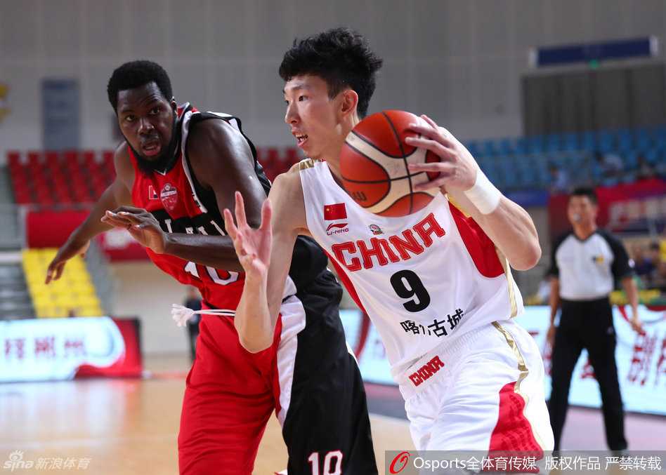 大外援在油漆区内犹如一辆重型坦克，顶着防守人强硬上篮，展现出不可阻挡的篮下统治力。