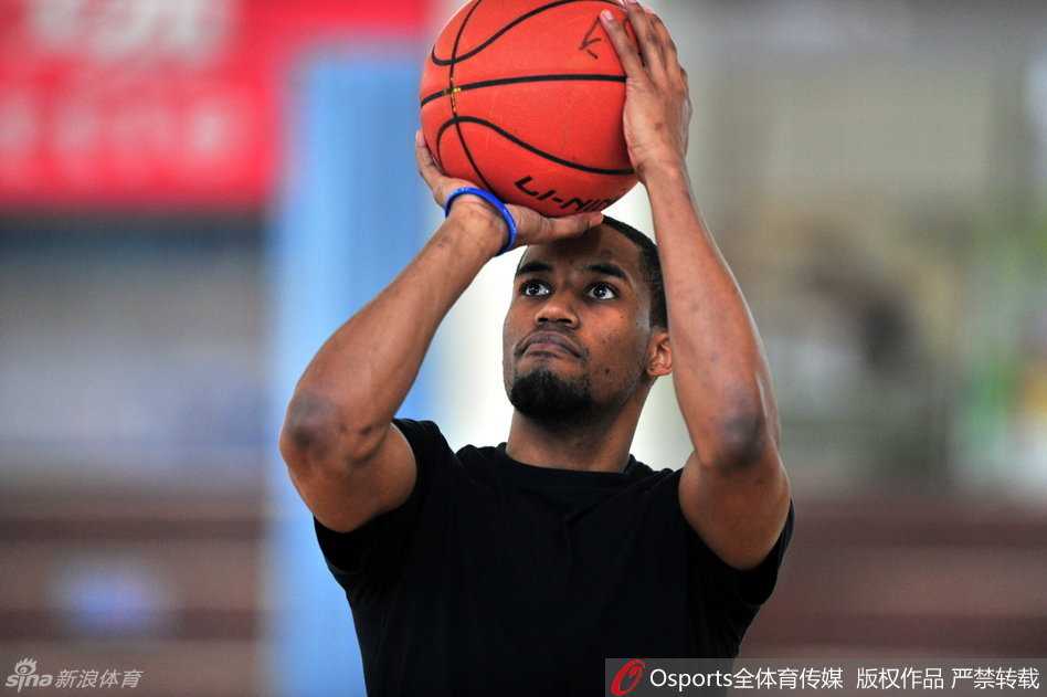 飞虎记忆:回望新疆男篮二零一六的冠军拼图与铁血征程 布莱切持球面框,眼神中流露着一种游刃有余的霸气。他不仅有强壮的身板在内线硬凿,更具备后卫般的运球技巧,这种“内线魔术师”般的风格让对手防不胜防。