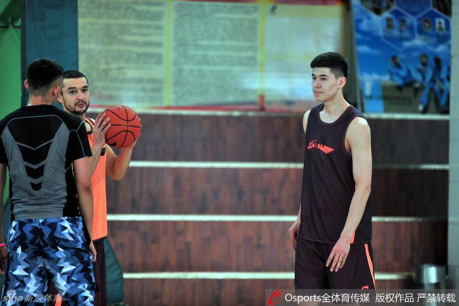 飞虎记忆:回望新疆男篮二零一六的冠军拼图与铁血征程 西热力江眼神如炬,正在底角跑位。他那永不枯竭的体能和像牛皮糖一样的防守,让每一个对位的球员都感到窒息,他是新疆篮球血性的最佳代言人。