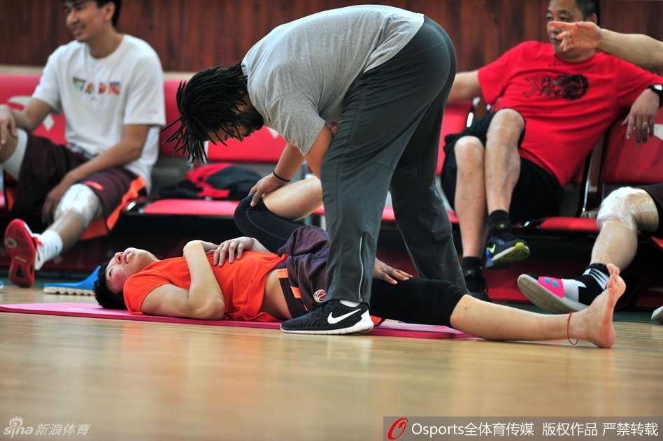 飞虎记忆:回望新疆男篮二零一六的冠军拼图与铁血征程 苏伟侧脸凝视,神情刚毅沉稳。虽然镜头只捕捉到他的侧颜,但他那种在禁区里干脏活累活的狠劲和作为老将的镇定,是新疆队内线不可或缺的宝贵财富。