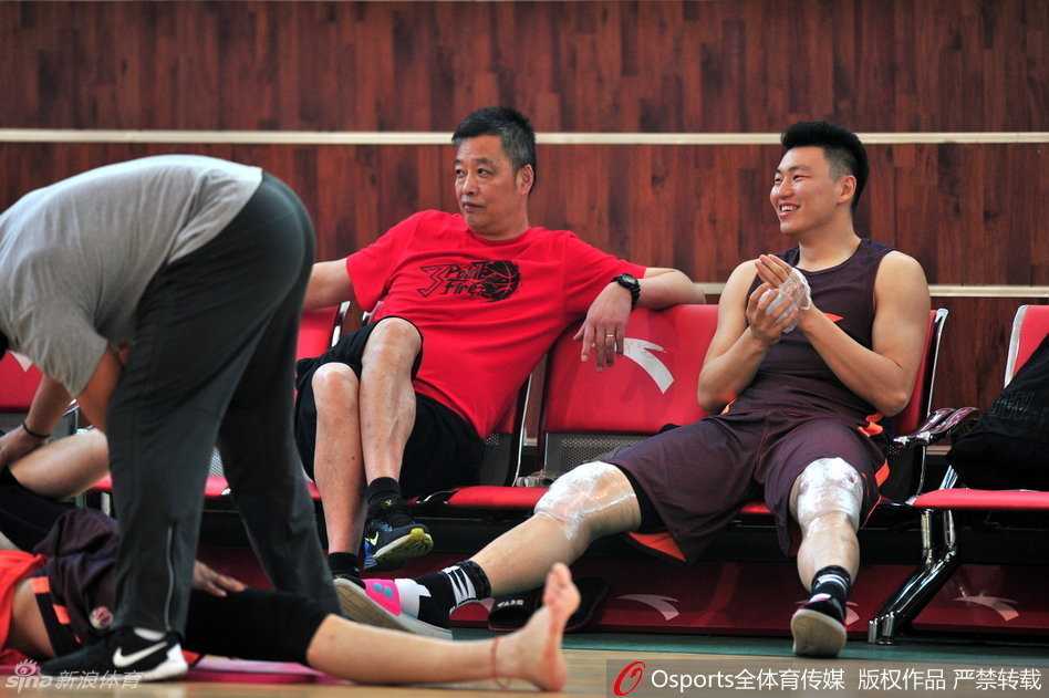 飞虎记忆:回望新疆男篮二零一六的冠军拼图与铁血征程 小外援科顿在底角沉着出手,眼神专注而犀利。尽管他在新疆队的时光不算漫长,但那手精准的跳投和对比赛的投入,曾为那支球队的后场提供了重要的火力支援。