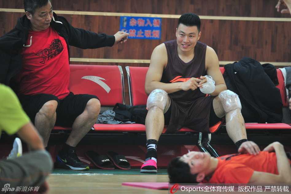 飞虎记忆:回望新疆男篮二零一六的冠军拼图与铁血征程 新疆队外援布莱切在训练中闲庭信步般运球推进,他庞大的身躯里蕴藏着细腻的篮下技术和万花筒般的进攻手段,是当年夺冠路上最锐利的矛。