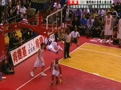 没有伤病的刘晓宇在赛场上演残暴一幕，他犹如一道白色闪电掠过禁区，高高跃起完成单手劈扣，展现了曾被誉为天才控卫的顶级运动天赋。