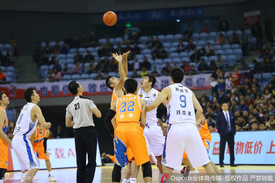 飞身扣篮·封盖阿巴斯·篮球场上经典瞬间 李慕豪背身勾手瞬间,手指轻柔拨球,皮球划出美妙抛物线,防守者望球兴叹