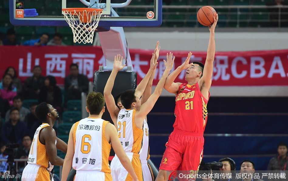飞身扣篮·封盖阿巴斯·篮球场上经典瞬间 苏伟奋不顾身拼抢篮板,在多名防守球员头上摘得篮板,强硬态度鼓舞全队