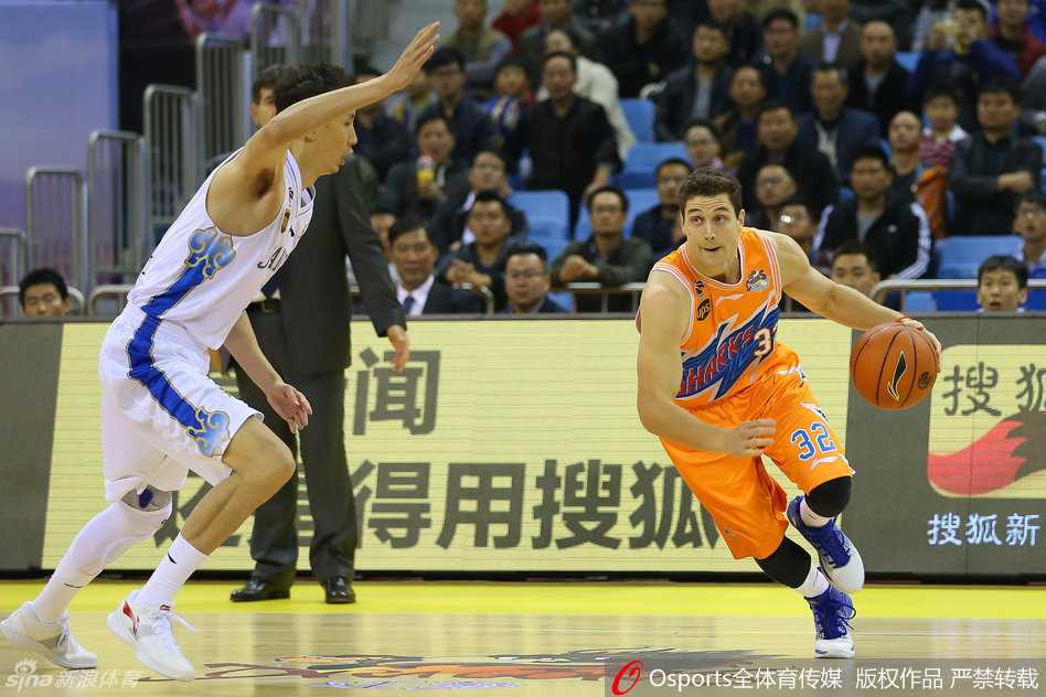 飞身扣篮·封盖阿巴斯·篮球场上经典瞬间 福神高速突破,如利刃般撕开防守,身形矫健,防守球员只能目送