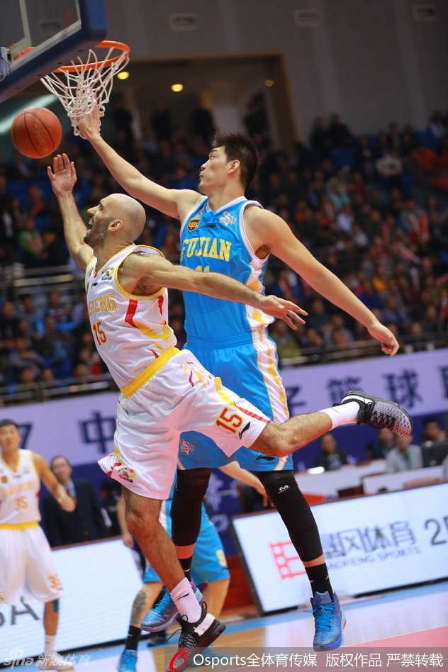 飞身扣篮·封盖阿巴斯·篮球场上经典瞬间 阿巴斯腾空封盖,遮天蔽日,手掌直接按住篮球,防守端统治力尽显