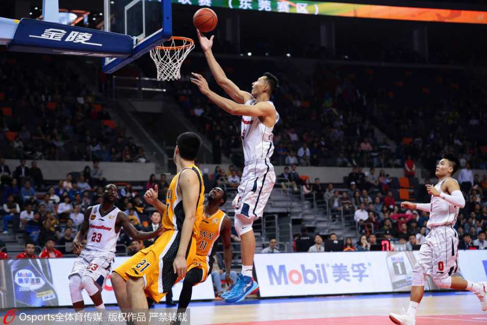 飞身暴扣永载史册:阿联篮球生涯的燃情瞬间与不朽传奇 完成惊天暴扣后的易建联怒吼庆祝,身后的巨大海报与他的身影交相辉映,气氛燃到极点。