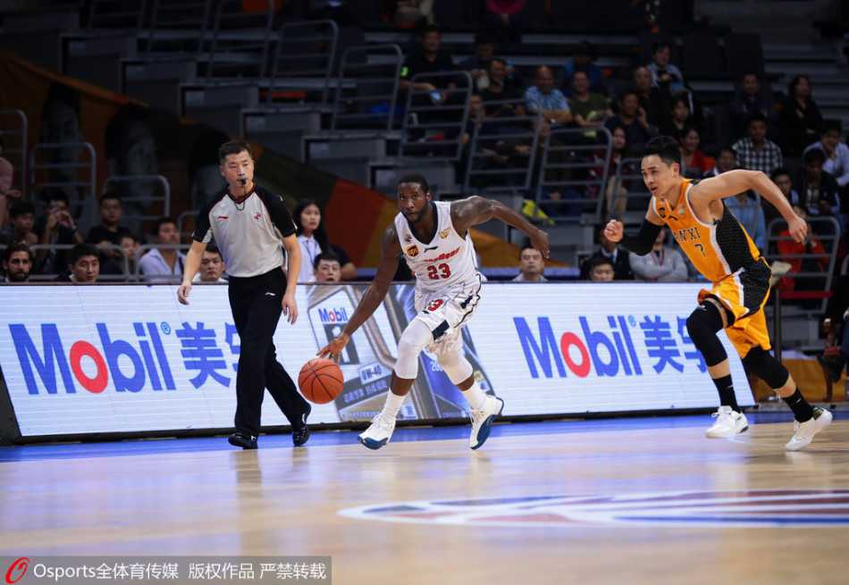 飞身暴扣永载史册:阿联篮球生涯的燃情瞬间与不朽传奇 唐纳德-斯隆持球组织进攻,易建联在内线卡好位置,举手要球,内外连线一触即发。