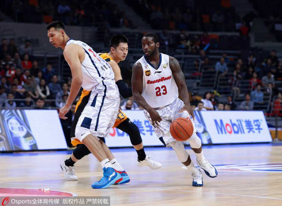 飞身暴扣永载史册:阿联篮球生涯的燃情瞬间与不朽传奇 易建联面对防守悍将富兰克林,毫无惧色完成干拔跳投,对方封盖为时已晚。