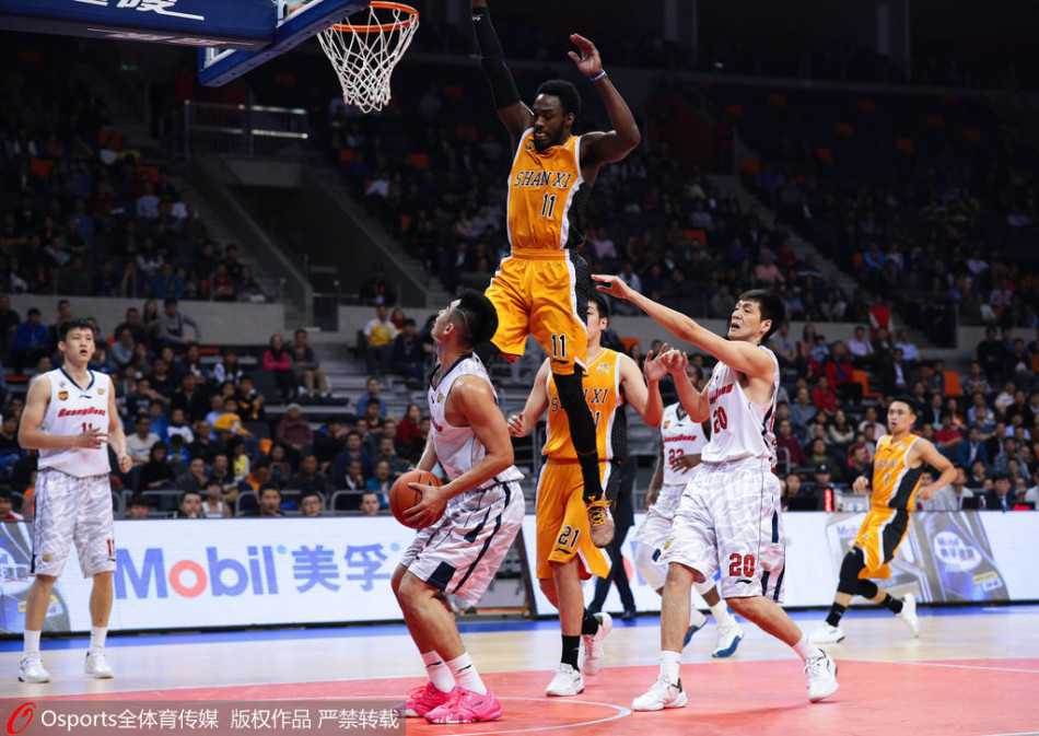 飞身暴扣永载史册:阿联篮球生涯的燃情瞬间与不朽传奇 易建联在对抗中高高跃起,与对方球员形成争球之势,肌肉线条分明,展现了极致的对抗美感。