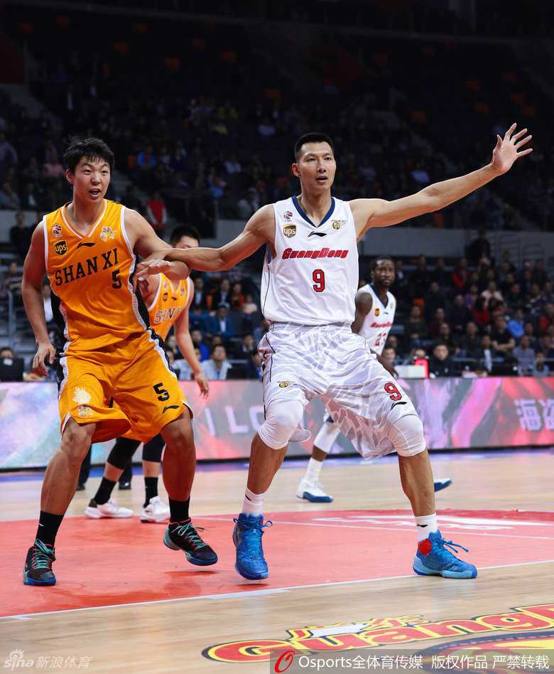 飞身暴扣永载史册:阿联篮球生涯的燃情瞬间与不朽传奇 比赛关键时刻,周鹏在外线果断出手三分,篮球在空中划出完美弧线,全场目光聚焦于此。