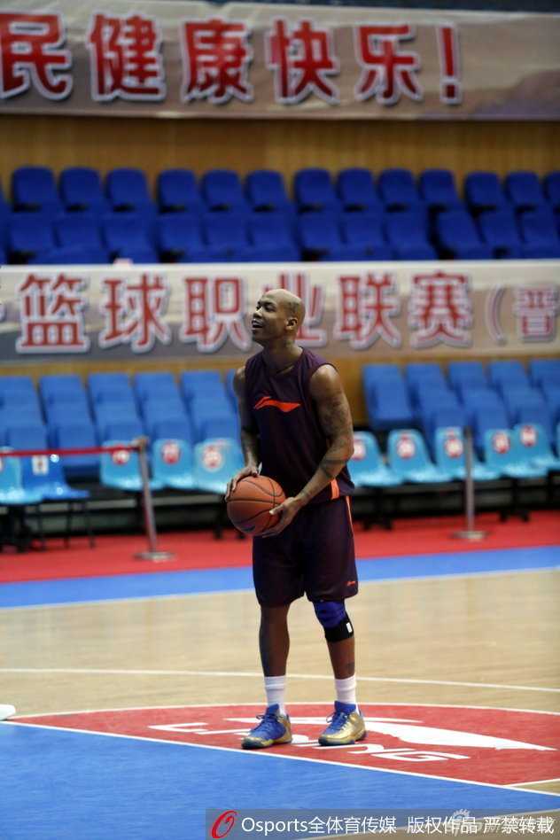 大外援莫里斯在低位要球，面对防守他神情专注，连续做出转身试探步，准备用标志性的中投终结进攻。