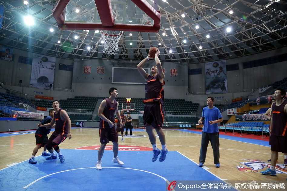 分组对抗瞬间，吉喆在内线卡位后高高跃起，双手稳稳摘下篮板，眼神中透露出防守悍将的坚定。