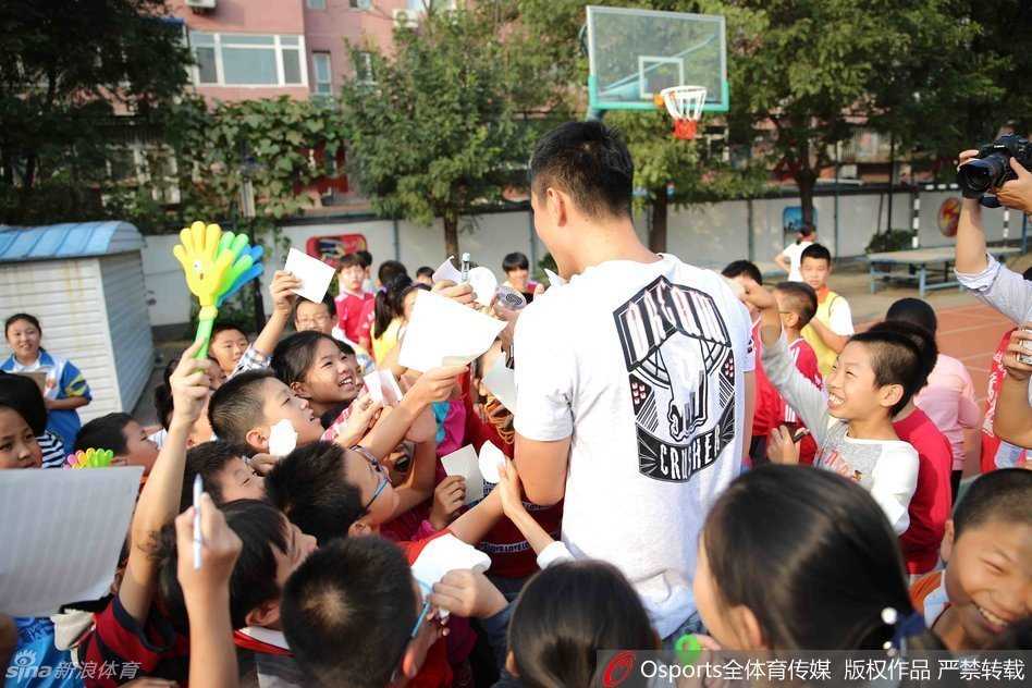 翟晓川在趣味比赛中高高跃起封盖小朋友的投篮，随后又轻轻拍了拍孩子的肩膀以示鼓励，场面既有趣又充满温情