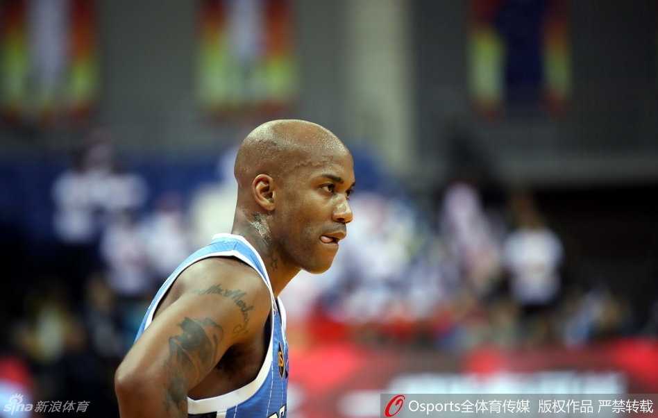 马布里在人群中强行突破，肌肉紧绷，青筋暴起，即使面对拉拽和推搡，他依然奋力将球抛向篮筐，眼神中燃烧着不可熄灭的求胜欲。