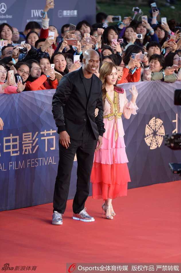 马布里携郑秀妍惊艳北影节红毯 从纽约独狼到北京骄傲的传奇跨界 马布里与郑秀妍并肩走在北影节红毯上,老马露出憨厚笑容,Jessica则优雅地挥着手,两人如同从童话中走出的跨界组合。