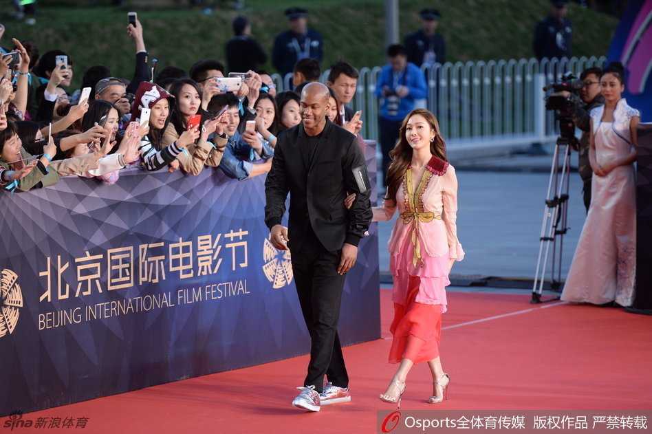 马布里携郑秀妍惊艳北影节红毯 从纽约独狼到北京骄傲的传奇跨界 镜头前的郑秀妍回眸一笑,长发披肩,粉色的礼服裙摆随着她的步伐轻轻摆动,在北影节的红毯上留下一道靓丽的风景线。