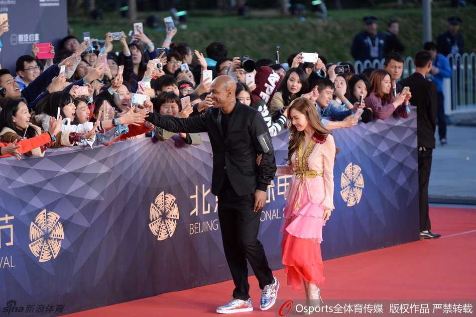 马布里携郑秀妍惊艳北影节红毯 从纽约独狼到北京骄傲的传奇跨界 郑秀妍在红毯上优雅转身,裙摆飞扬,她面带标志性的甜美微笑,向现场的影迷和粉丝挥手打招呼,气质出众。