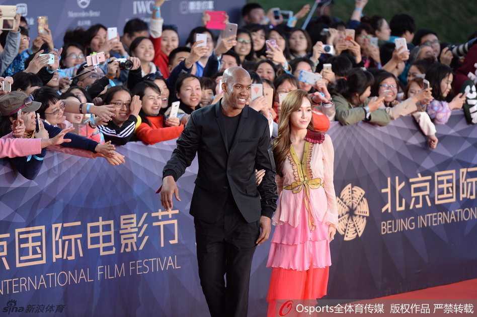 马布里携郑秀妍惊艳北影节红毯 从纽约独狼到北京骄傲的传奇跨界 马布里与郑秀妍在背景板前合影留念,两人面对镜头展现出灿烂的笑容,仿佛预示着他们在电影中的合作将无比默契与精彩。