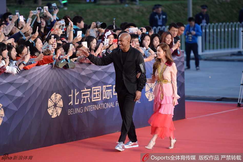 马布里携郑秀妍惊艳北影节红毯 从纽约独狼到北京骄傲的传奇跨界 马布里独自在签名板前留影,他眼神坚定,嘴角带笑,胸前的装饰与他的西装相得益彰,仿佛在告诉世界,他在电影领域同样能创造奇迹。