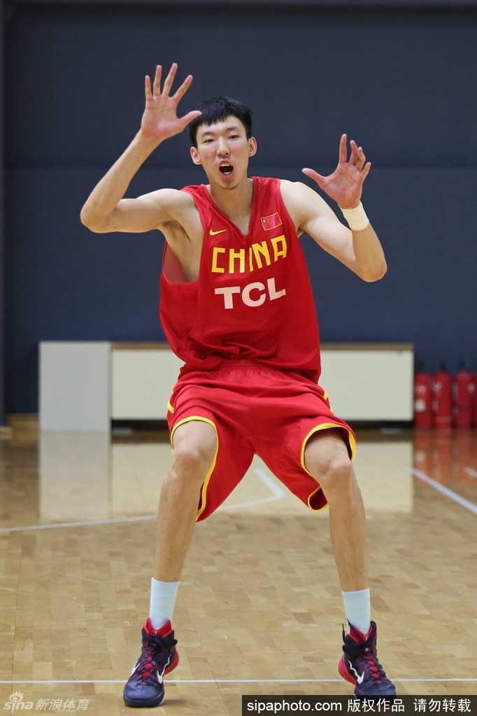 高原砺剑 男篮众将全力以赴备战里约奥运 周琦脸上洋溢着轻松的笑容,似乎对即将到来的挑战充满信心,高原的阳光也为之灿烂