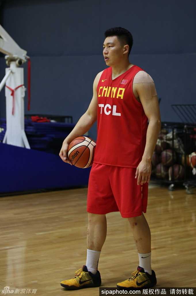 高原砺剑 男篮众将全力以赴备战里约奥运 周鹏张开长臂死死罩住可兰白克,两人眼神交汇处仿佛有电流闪过,诠释着顶级锋线的攻防对决