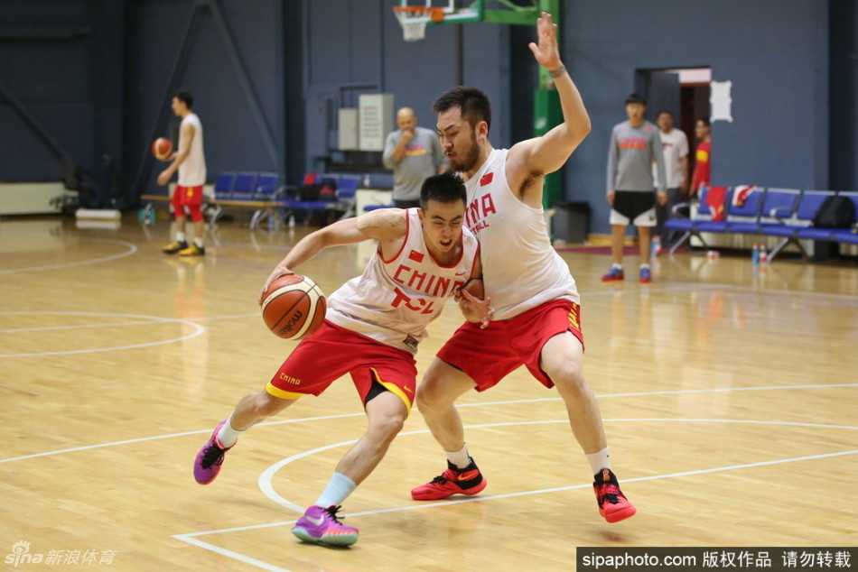 高原砺剑 男篮众将全力以赴备战里约奥运 王哲林在篮下硬扛李慕豪,肌肉碰撞的声音仿佛穿透画面,展现出内线球员的刚猛与坚决