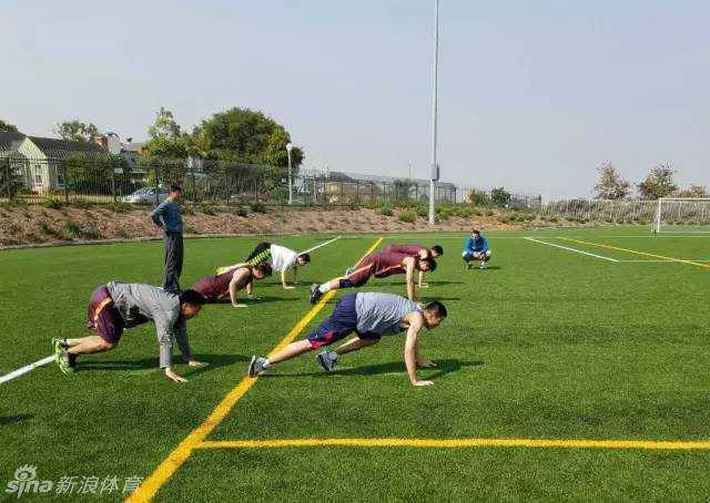 在激烈的对抗赛中，一名球员高高跃起，在空中与陪练外援激烈碰撞，展现了此次美国之行锤炼出的血性与自信。