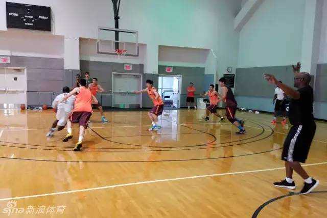 力量房里，球员们在体能教练的指导下咬牙举起杠铃，每一块肌肉的线条都在诉说着努力，这是为内线搏杀积攒的资本。