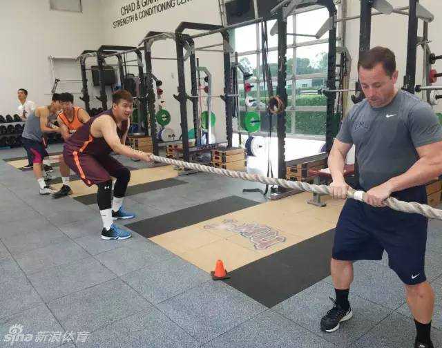 训练间隙，一场别开生面的拔河比赛点燃了全队的激情，大家紧握绳子，齐声呐喊，将团队的力量凝聚成一股绳。