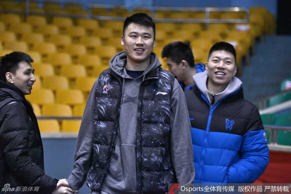 尽管面露疲态，丁彦雨航依然耐心地走到场边，俯身为热情的山东球迷签名，满足了球迷的合影要求，亲和力十足。