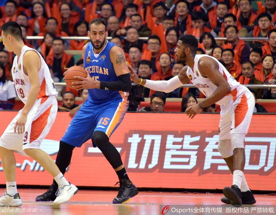 鲁川对决惊魂一刻,约什绝命封盖送山东惜败 哈达迪犹如内线定海神针,只见他沉肩发力,用宽厚的背部顶开防守,娴熟地转身完成勾手投篮,这次背身单打让山东防守者无可奈何。