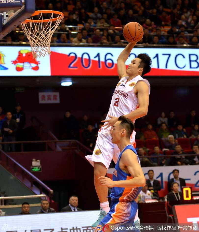 鲁川对决惊魂一刻,约什绝命封盖送山东惜败 汤普森如猛兽出笼,接队友妙传后顺势起跳,双手重锤式灌篮炸裂篮筐,这记暴扣仿佛要将此前落后的闷气全部宣泄而出!