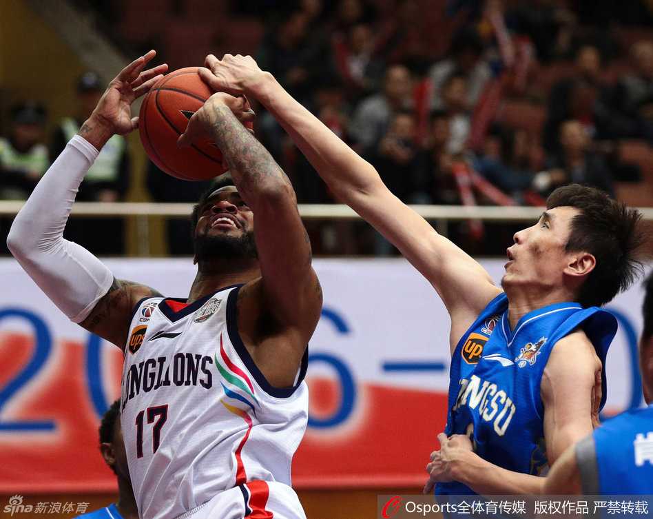 鲁川对决惊魂一刻,约什绝命封盖送山东惜败 江苏老将易立犹如鬼魅般出现在传球路线上,他长臂轻舒完成抢断,随后一条龙运球穿越全场,这次精彩的持球突破撕裂了广州队的整条防线。